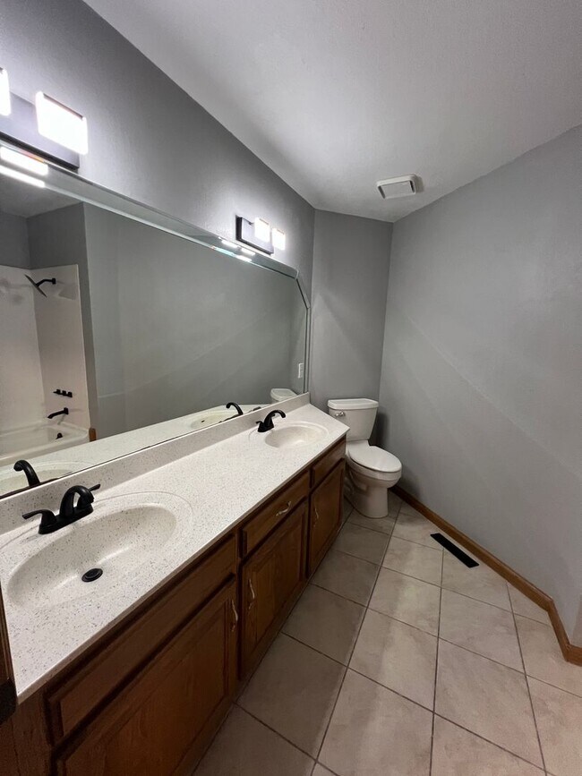 Building Photo - 5 bedroom/3 bath w/mother in law style qua...