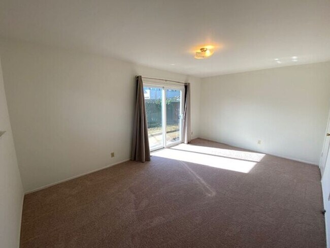 Building Photo - 701 Pine St