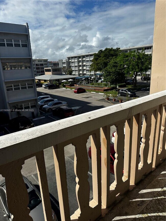 Building Photo - 410 SE 2nd St