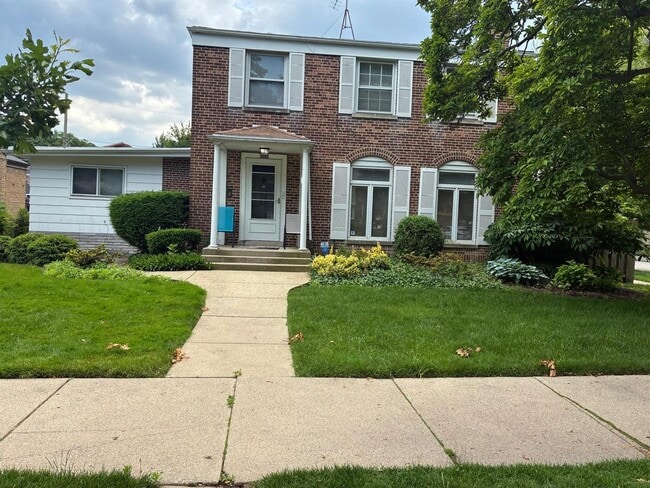 Primary Photo - 3055 W Chase Ave