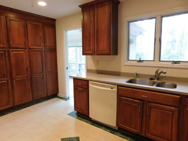 Building Photo - 914 Muirfield Pl