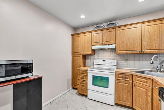 Building Photo - 4527 Carambola Cir S