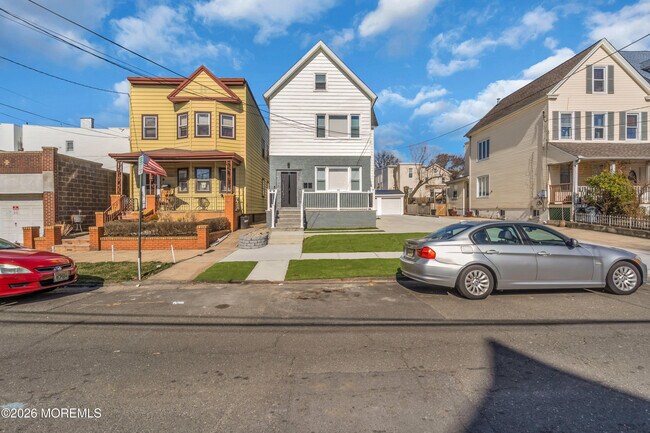 Building Photo - 11 E 43rd St