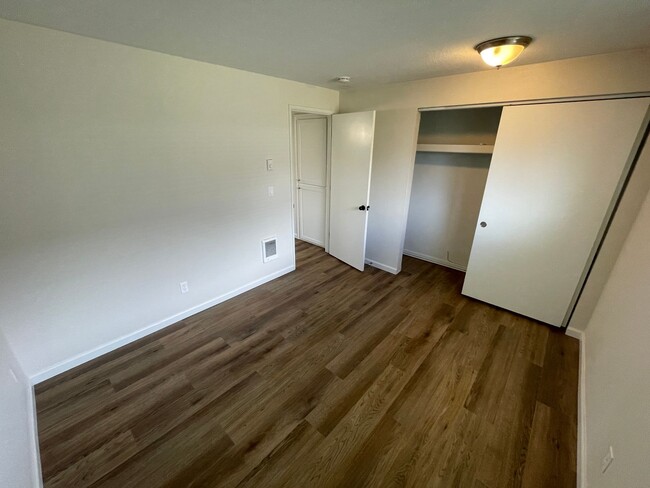 Building Photo - What the luxury of your OWN bathroom?