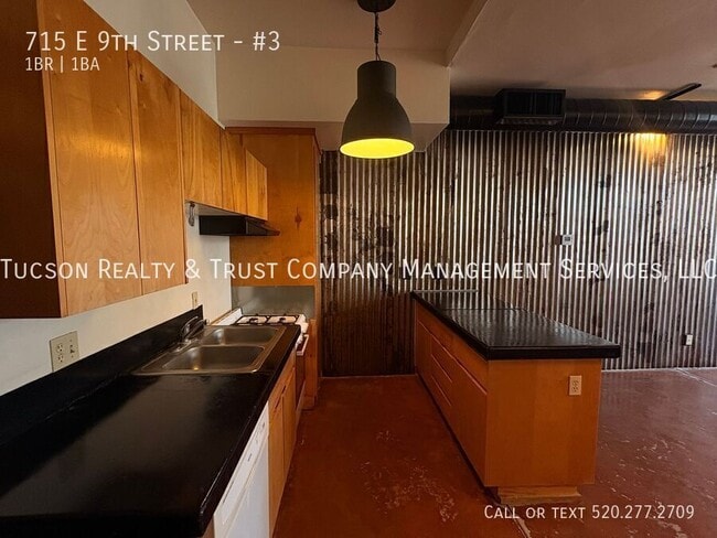 Building Photo - 715 E 9th St