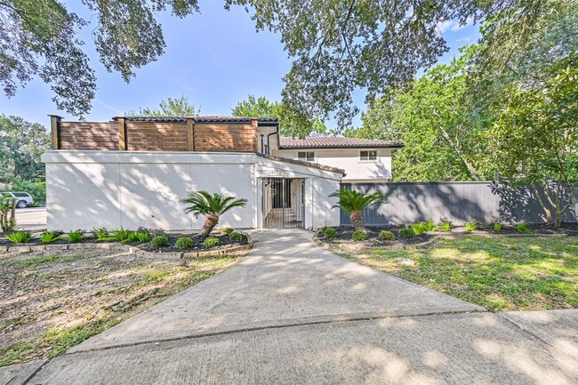Building Photo - 1207 Thomas Dr