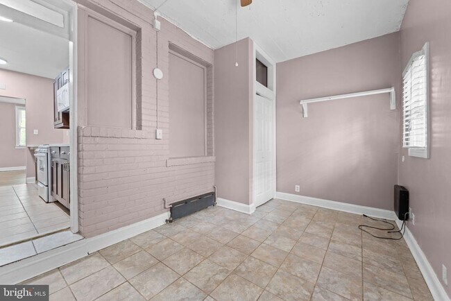 Building Photo - 1617 F St NE