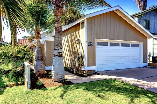 Building Photo - 2 bedroom home with wonderful location A MILE FROM THE BEACH