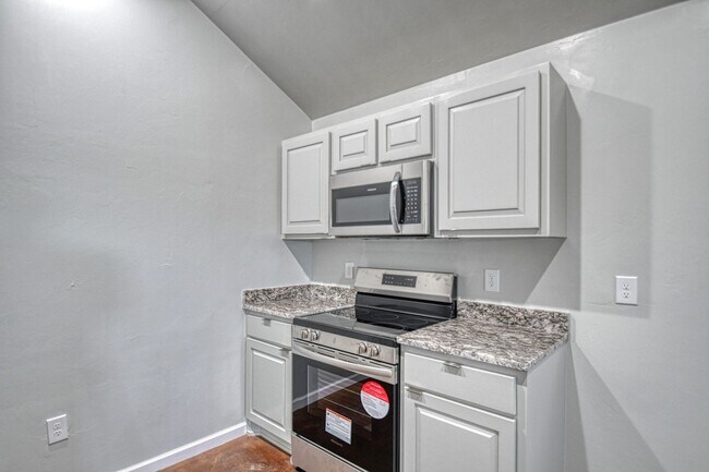 Building Photo - Brand New Construction in Varenna Landing! Storm shelter and lawn care included!