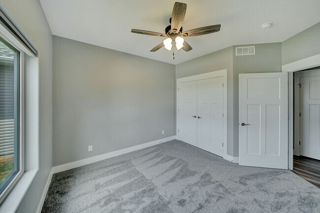 Building Photo - 5041 State Hl Dr