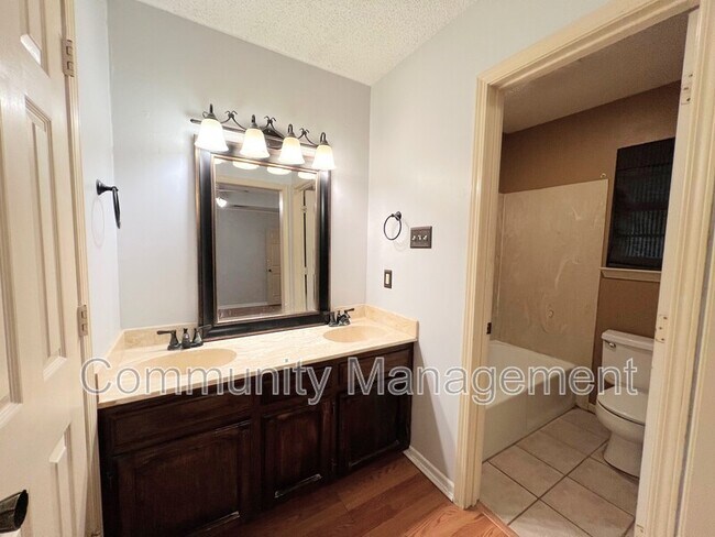 Building Photo - 9868 Kinglet Dr