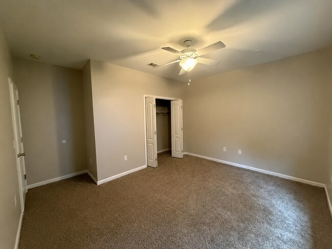 Building Photo - 2457 Lakeview Dr S