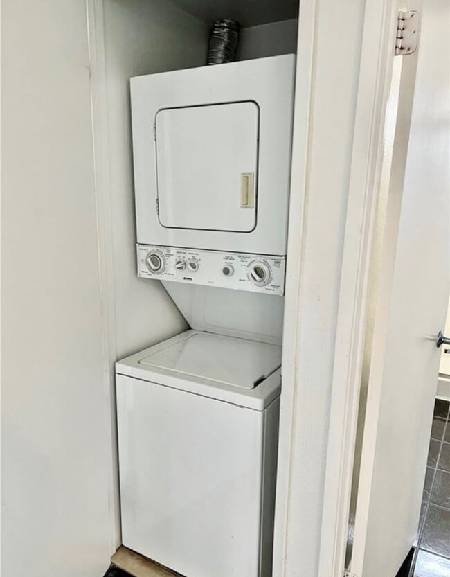 Building Photo - 13115 Le Parc Blvd