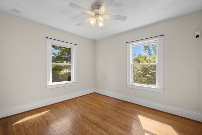 Building Photo - 4 Bed 2.5 Bath Home with a large backyard ...