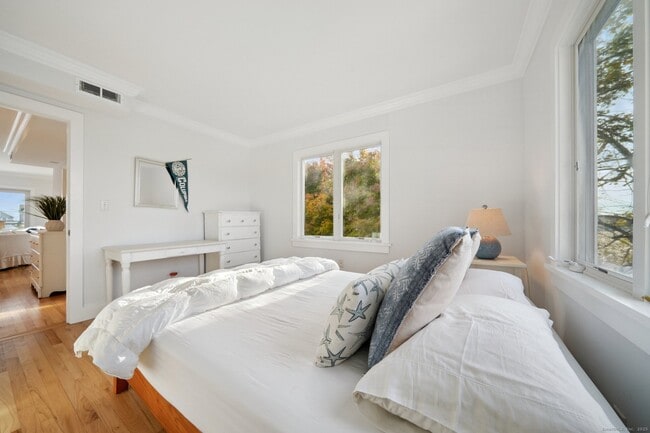 Building Photo - 656 Fairfield Beach Rd