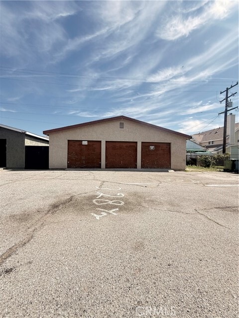 Building Photo - 328 S 6th St