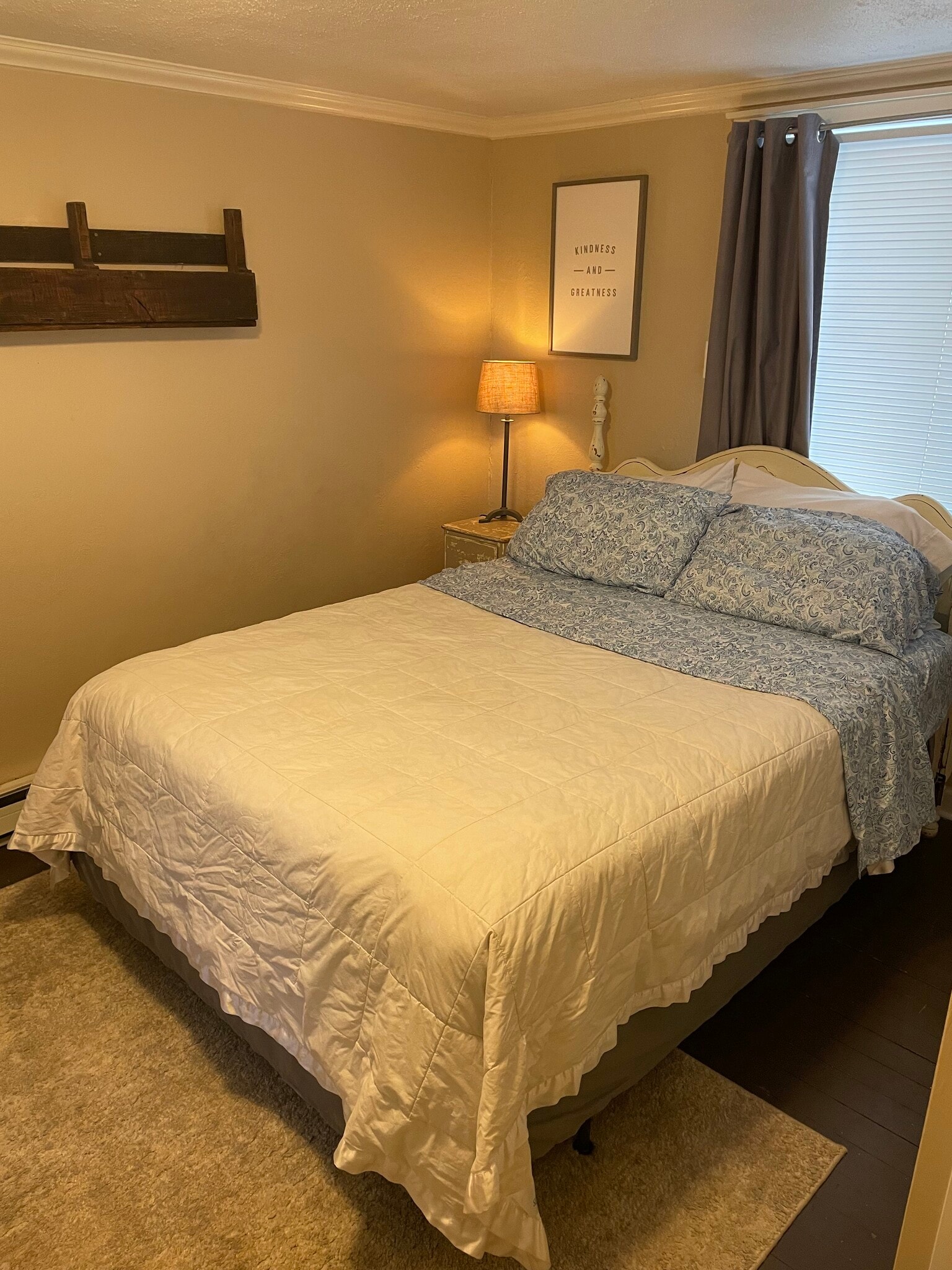 Building Photo - 744 E Oregon St