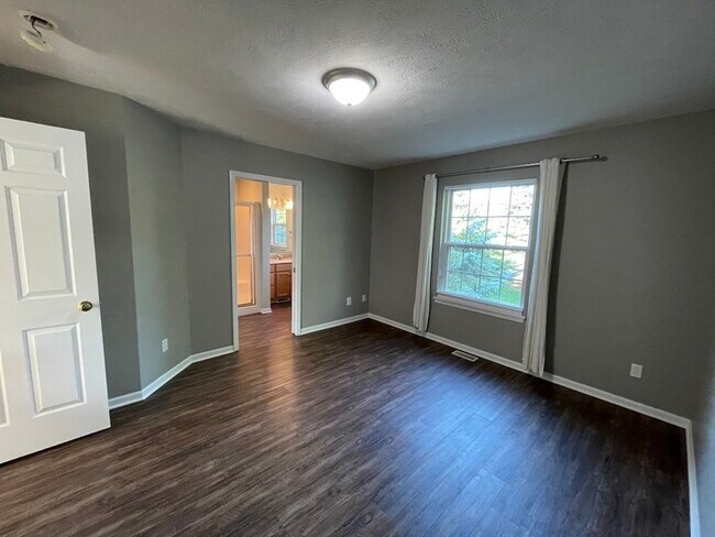 Building Photo - Forest Hills Condo 2 Bedroom  Clements Mill