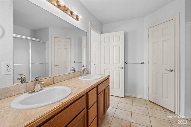 Building Photo - 1002 Applewood Cir