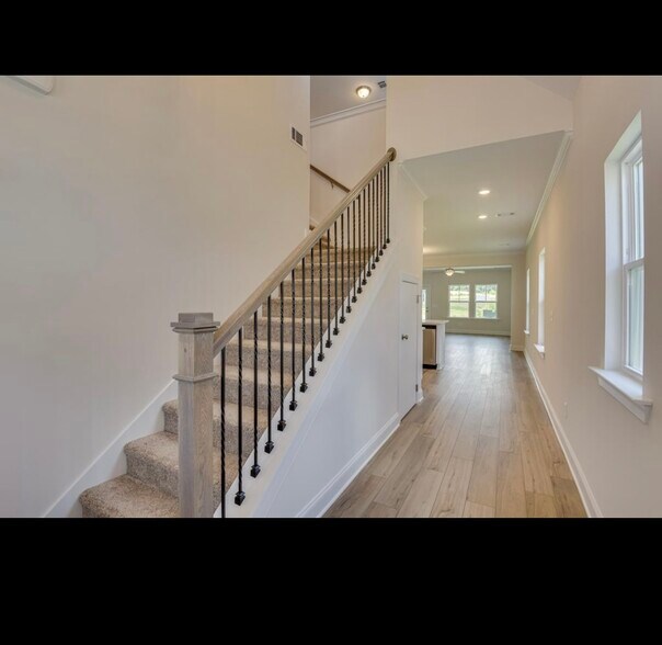 Building Photo - 9 Coslett Dr