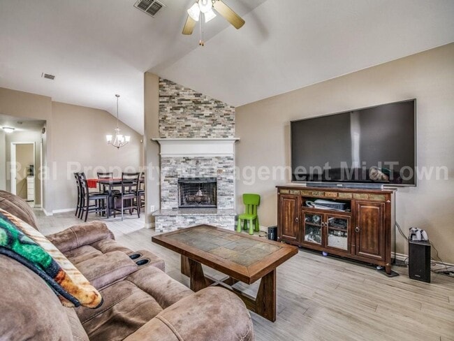 Building Photo - Stylishly Updated 3-Bedroom Home with Modern Touches & Prime Location!