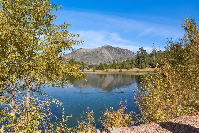 Building Photo - 2650 N Valley View Rd