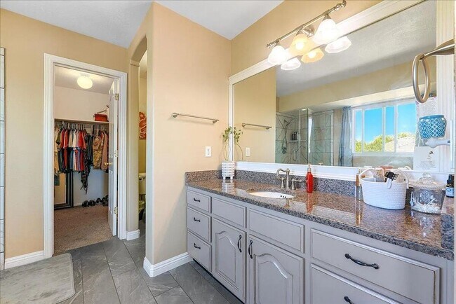 Building Photo - Expansive 5 Bedroom Home in St. George!