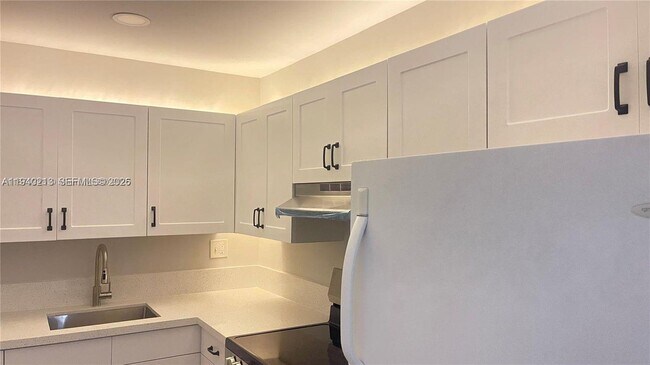 Building Photo - 200 S Birch Rd