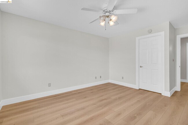 Building Photo - 5650 Edgeview Dr