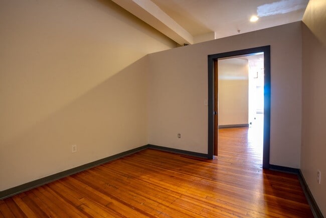 Building Photo - Spacious Newport Loft