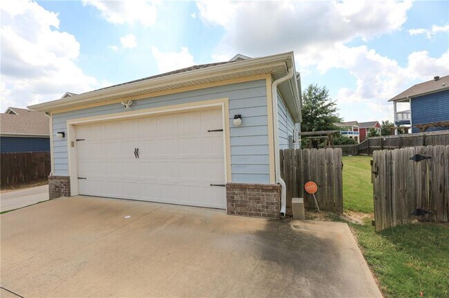 Building Photo - 626 N Tennyson Ln