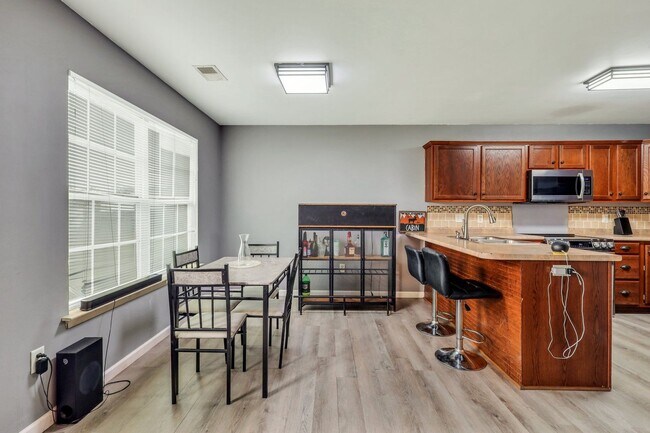 Building Photo - AVAILABLE JUNE (PETS PERMITTED)