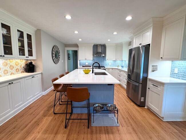 Building Photo - Lakefront Great Neck Home! 4/2.5 brick ranch in lovely Southern Point