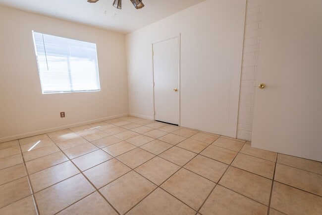 Building Photo - 4 Bedroom, 1½ Bath Home with Central A/C, ...