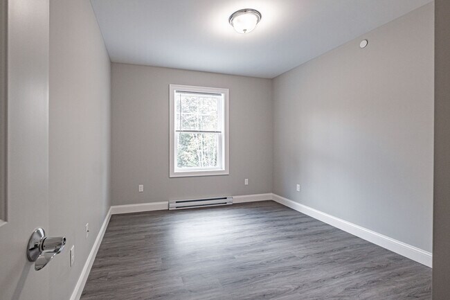 Building Photo - 8 Friendly Way