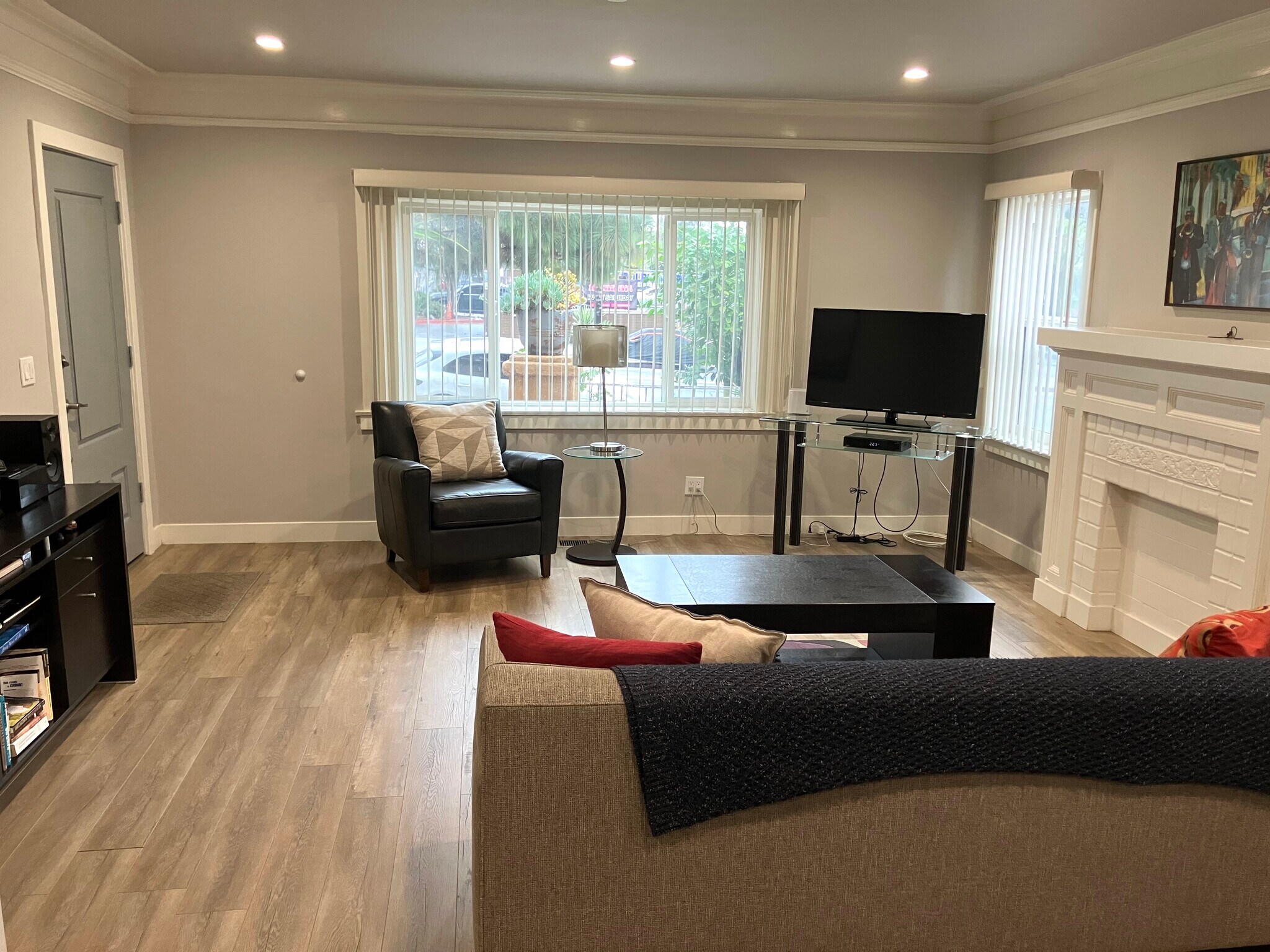 Building Photo - 2059 N Vermont Ave