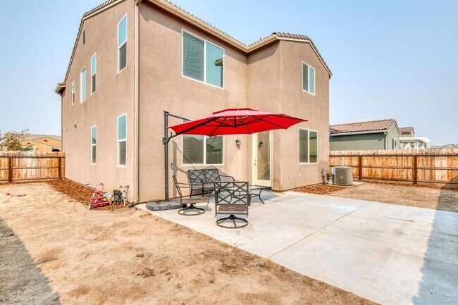 Building Photo - Beautiful 4 Bedroom 2.5 Baths in Clovis