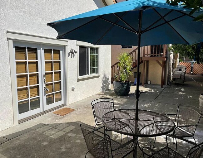 Building Photo - Great location, quiet, 2 bedroom, 1 bath, ...