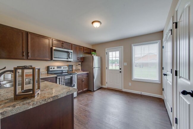 Building Photo - Meadow Ridge Town Homes