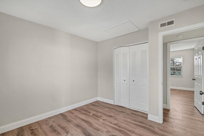 Building Photo - 1607 E Swan Cir