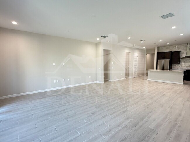 Building Photo - 6010 E Quail Ave