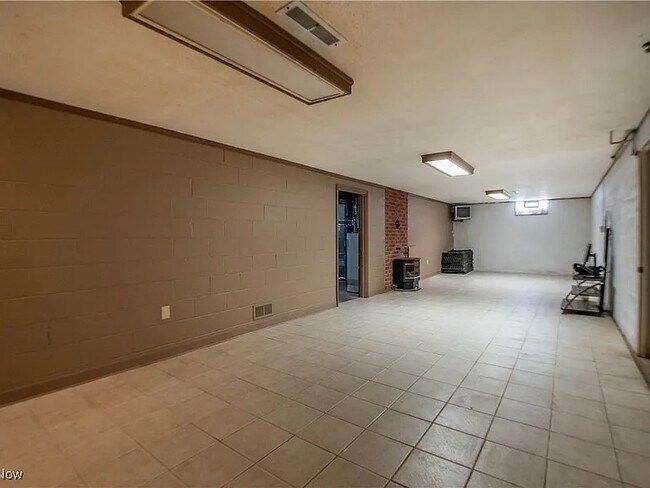 Building Photo - 216 W Glenridge Rd