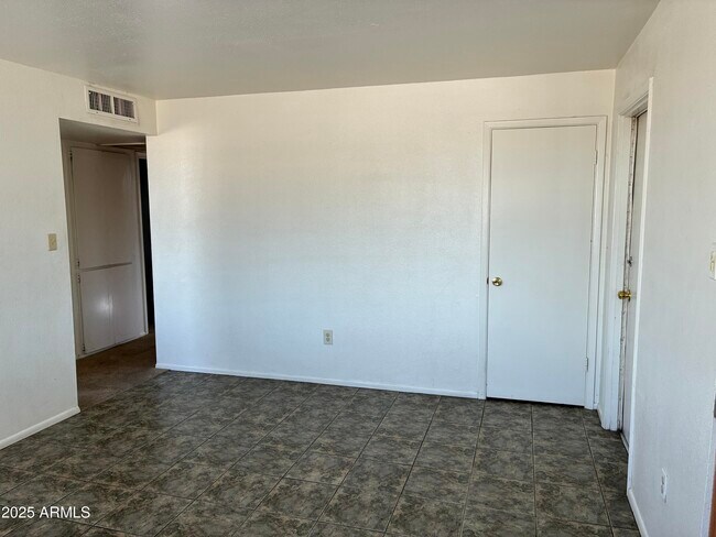 Building Photo - 2930 W Laurel Ln