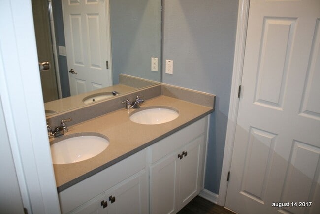 Building Photo - Large 3/3/2 Townhome Carrollwood