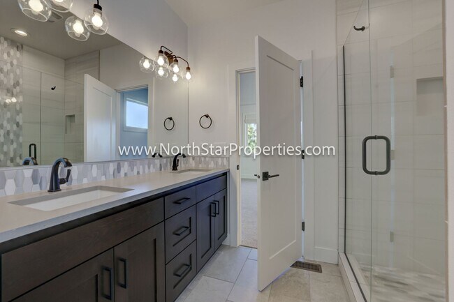 Building Photo - Beautiful home in NW Bend