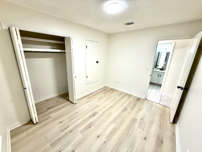 Building Photo - 9345 Chisholm Rd