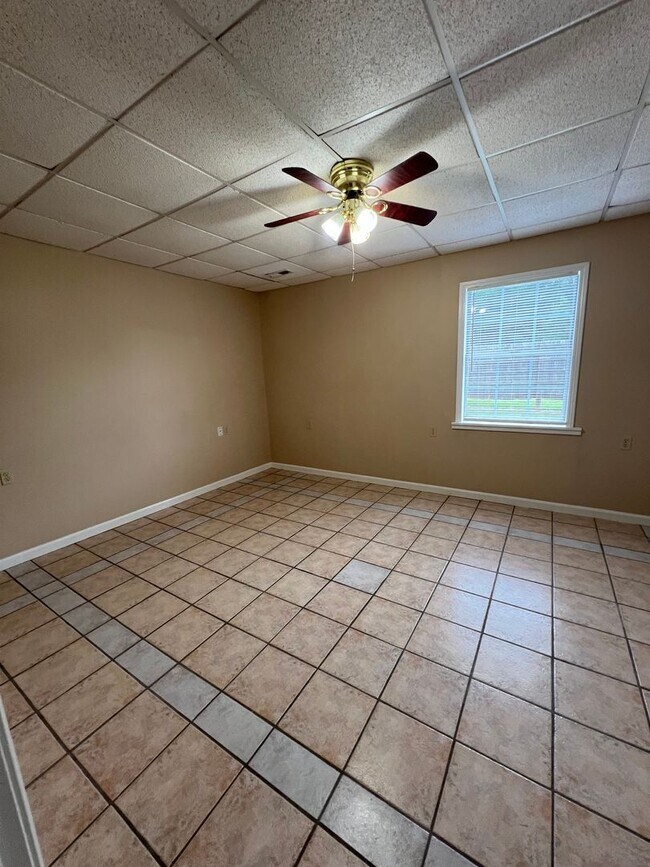 Building Photo - 3 Bedroom, 1 Bath Home