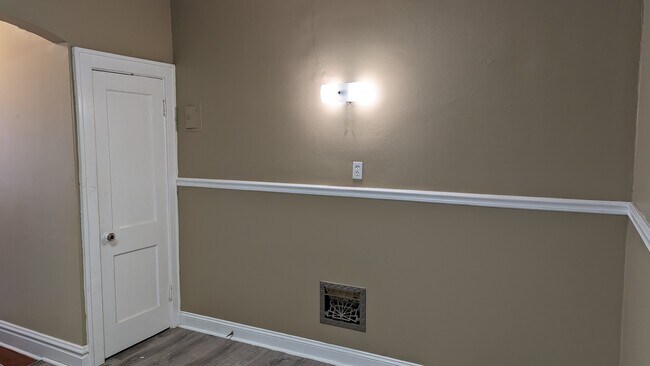 Building Photo - 5042 Mardel Ave