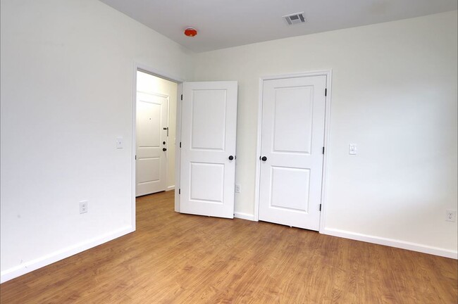 Building Photo - 143 Zabriskie St