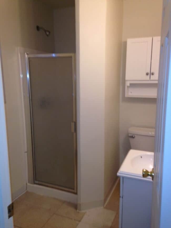 Building Photo - Downtown Downstairs Income Restricted Unit